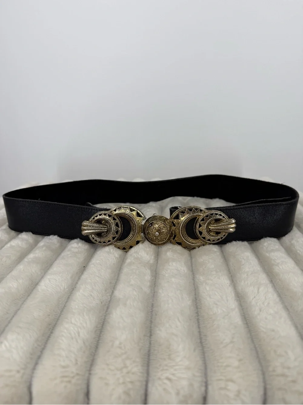 Vintage latch/waist belt with ornate medallion size small